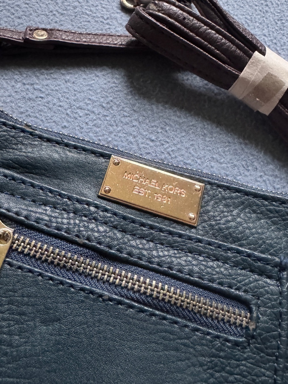 New Michael Kors Navy Pebbled Leather Wristlet with Gold Plaque - Picture 8 of 9